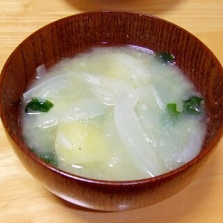 ワカメ・ジャガイモ・玉葱の味噌汁